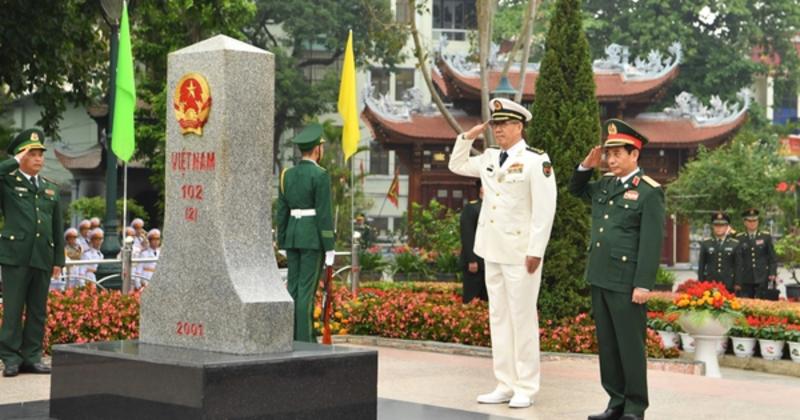 View -             Hai Bộ trưởng Bộ Quốc phòng Việt Nam và Trung Quốc tô son cột mốc biên giới    