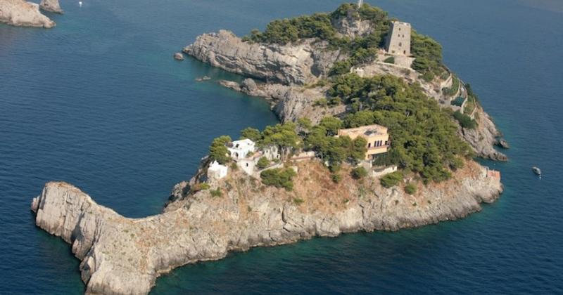 View -             Khám phá hòn đảo có hình dạng cá heo tuyệt đẹp ở Italy    