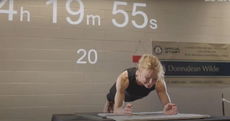 View -             Người phụ nữ 59 tuổi phá kỷ lục plank thế giới    