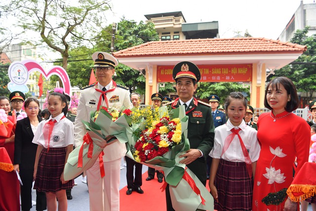 View -             Hai Bộ trưởng Bộ Quốc phòng Việt Nam và Trung Quốc tô son cột mốc biên giới    