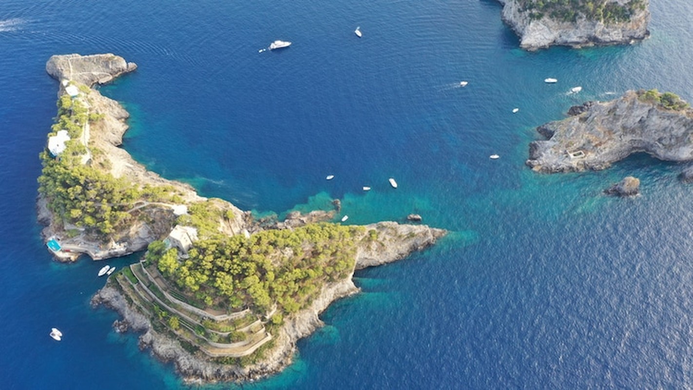             Khám phá hòn đảo có hình dạng cá heo tuyệt đẹp ở Italy    