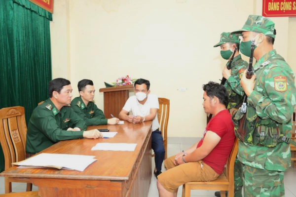 View -             Bắt hai người Lào vận chuyển 44 bánh heroin và 20kg ma túy qua biên giới    