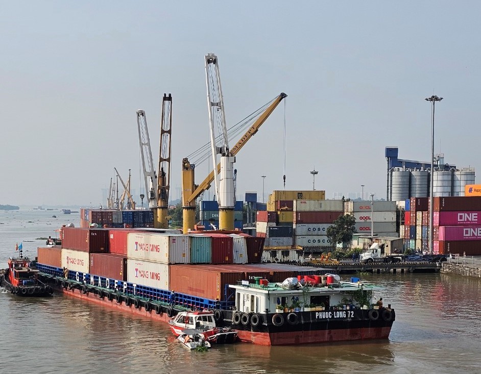 View -             Tàu chở container tải trọng 4.600 tấn đứt neo trôi dạt kẹt dưới cầu Đồng Nai    