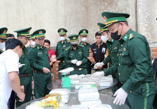             Bắt hai người Lào vận chuyển 44 bánh heroin và 20kg ma túy qua biên giới    