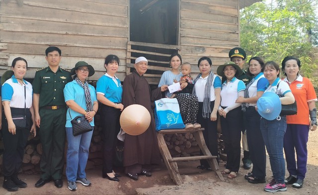             Trao nhiều công trình, mô hình sinh kế và 500 lá cờ Tổ quốc cho người dân vùng biên Quảng Trị    