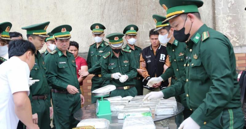             Bắt hai người Lào vận chuyển 44 bánh heroin và 20kg ma túy qua biên giới    