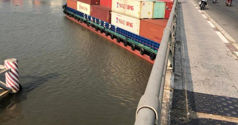             Tàu chở container tải trọng 4.600 tấn đứt neo trôi dạt kẹt dưới cầu Đồng Nai    