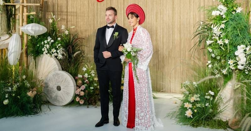 View -             Vợ chồng Minh Tú đón khách bằng bộ trang phục lấy cảm hứng từ lễ cưới của ba mẹ 43 năm về trước    
