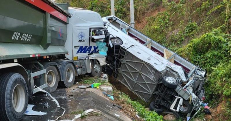             Xe chở đoàn cán bộ Quản lý thị trường TP HCM gặp nạn ở Kon Tum    
