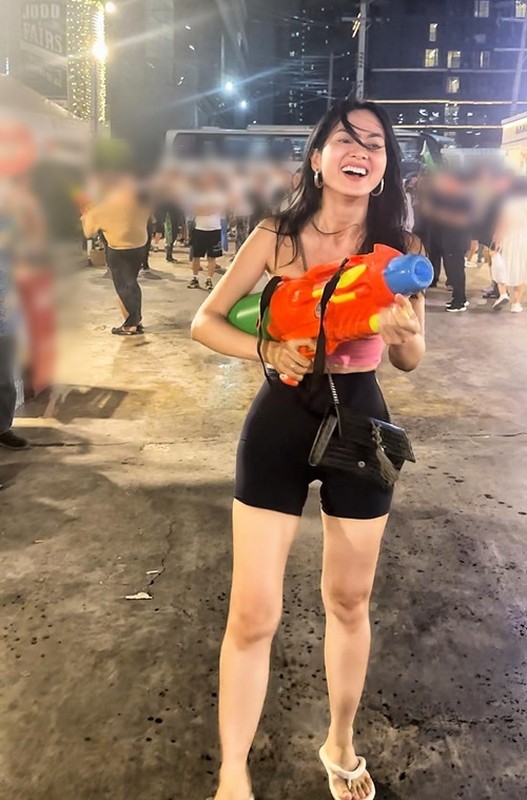 View -             Siêu mẫu Anh Thư quậy tưng bừng ở lễ hội té nước Songkran    