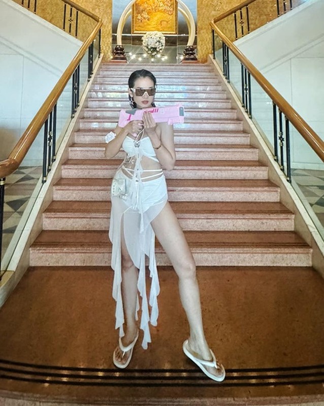 View -             Siêu mẫu Anh Thư quậy tưng bừng ở lễ hội té nước Songkran    