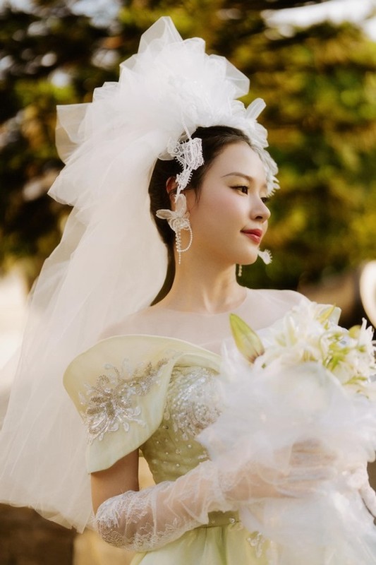 View -             Diễn viên Midu lộ nhẫn cầu hôn, hậu trường chụp ảnh cưới    