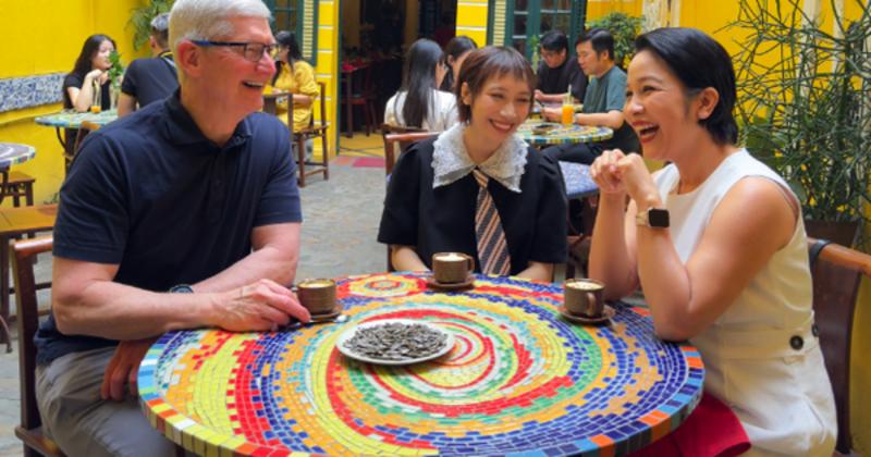             Tim Cook cười tươi khi cùng cafe sáng với ca sĩ Mỹ Linh    