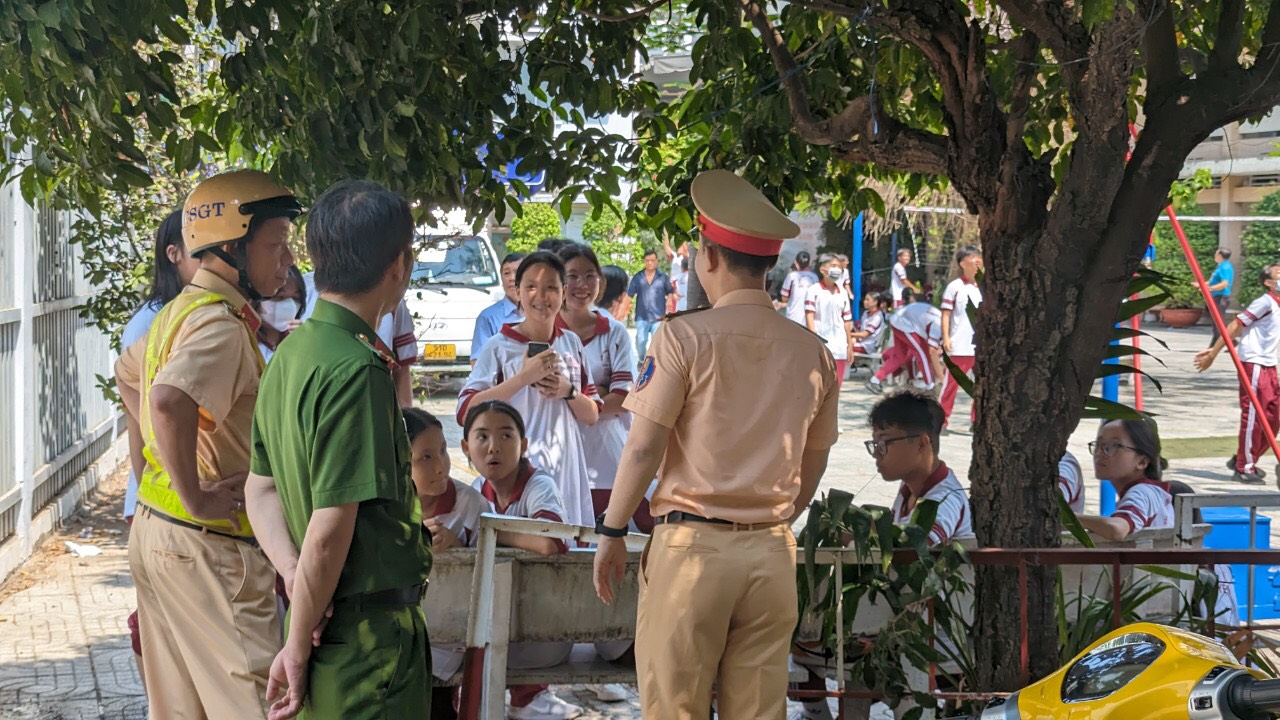             TPHCM: CSGT xử lý nhiều học sinh chạy xe máy đến trường    