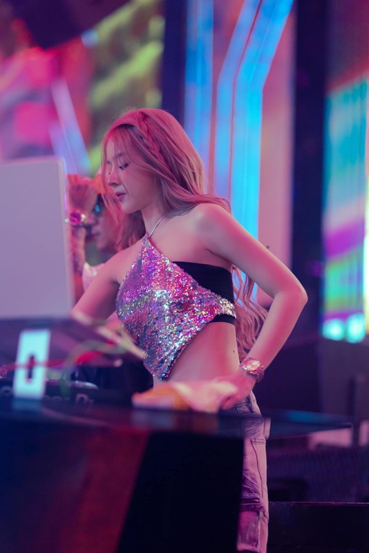 View -             DJ Mie gợi cảm, quẩy cực sung ở lễ hội té nước Thái Lan    