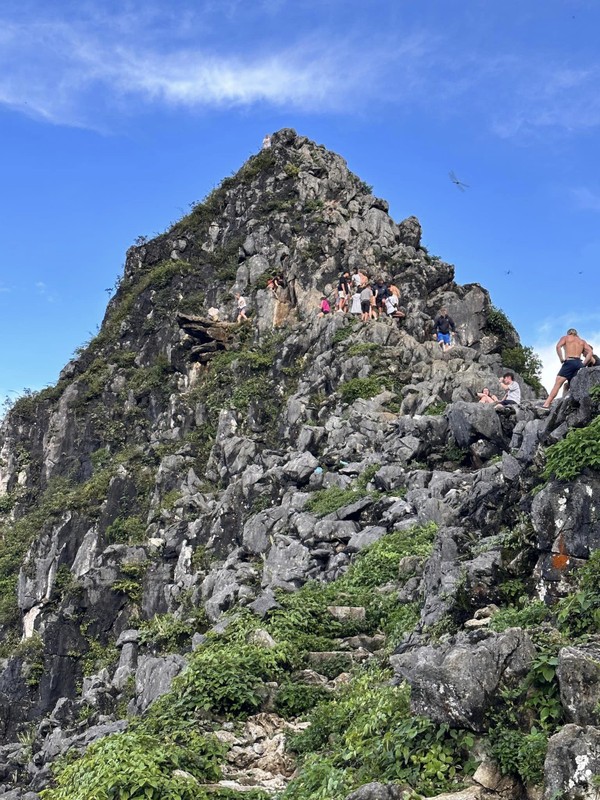 View -             Khách Tây leo trèo nguy hiểm ở Hà Giang, bao vụ thương tâm xảy ra    