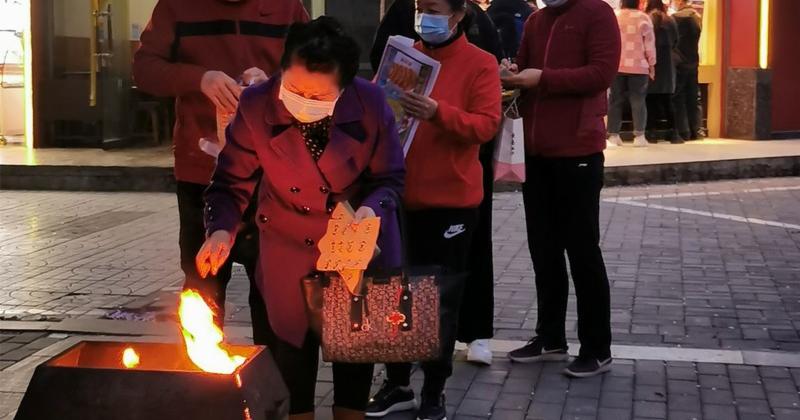 View -             Cháy rừng, ô tô,...vì đốt vàng mã dịp Thanh minh    