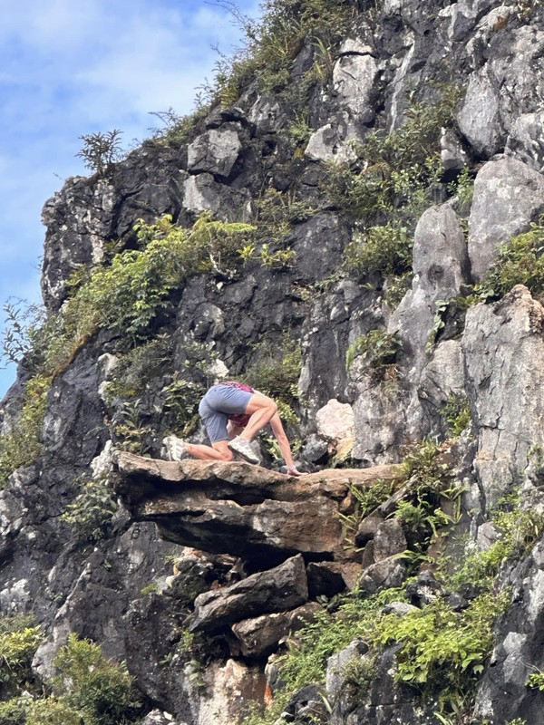 View -             Khách Tây leo trèo nguy hiểm ở Hà Giang, bao vụ thương tâm xảy ra    