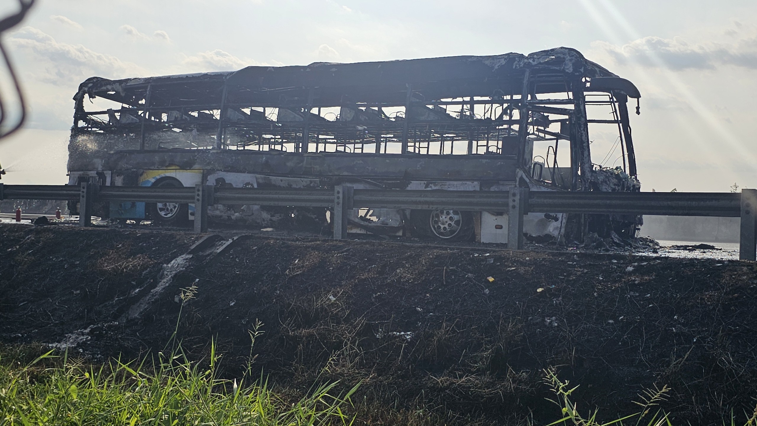 View -             Xe khách cháy rụi trên tuyến cao tốc TP HCM - Trung Lương, kẹt xe nhiều cây số    