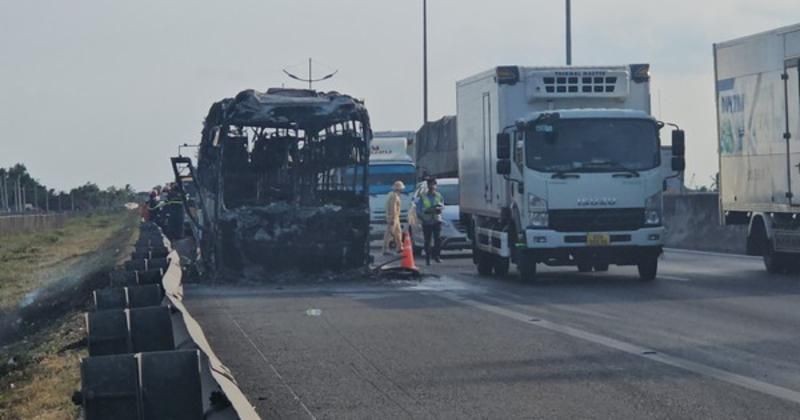             Xe khách cháy rụi trên tuyến cao tốc TP HCM - Trung Lương, kẹt xe nhiều cây số    