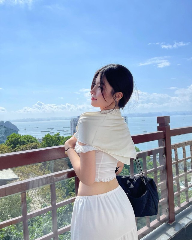 View -             Bạn gái tiền đạo Minh Bình mặc đồ ren xuyên thấu đốt mắt netizen    