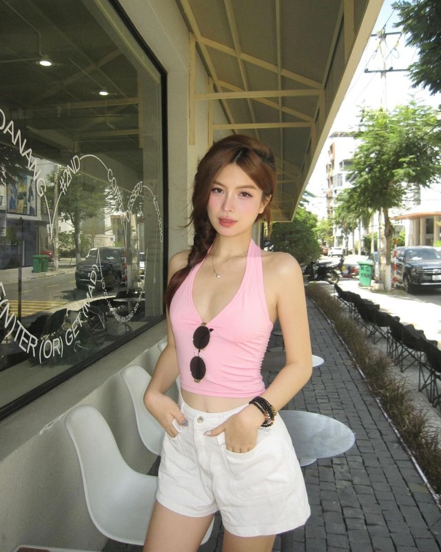 View -             Bạn gái tiền đạo Minh Bình mặc đồ ren xuyên thấu đốt mắt netizen    