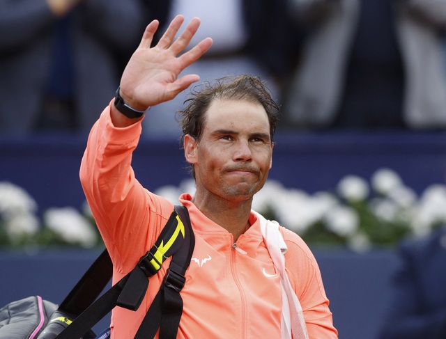             De Minaur buộc Nadal dừng bước ở vòng 2 Barcelona Open    