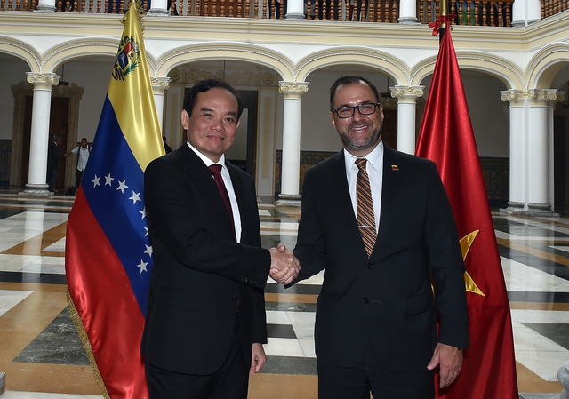 View -             Tổng thống Venezuela chủ trì hội đàm với Phó Thủ tướng Trần Lưu Quang    