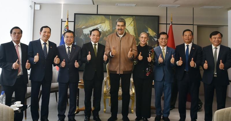            Tổng thống Venezuela chủ trì hội đàm với Phó Thủ tướng Trần Lưu Quang    