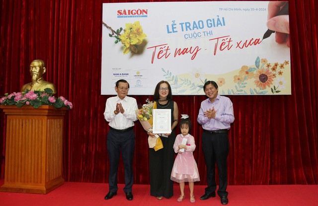 View -             Báo Sài Gòn Giải Phóng trao giải cuộc thi viết 'Tết nay - Tết xưa'    