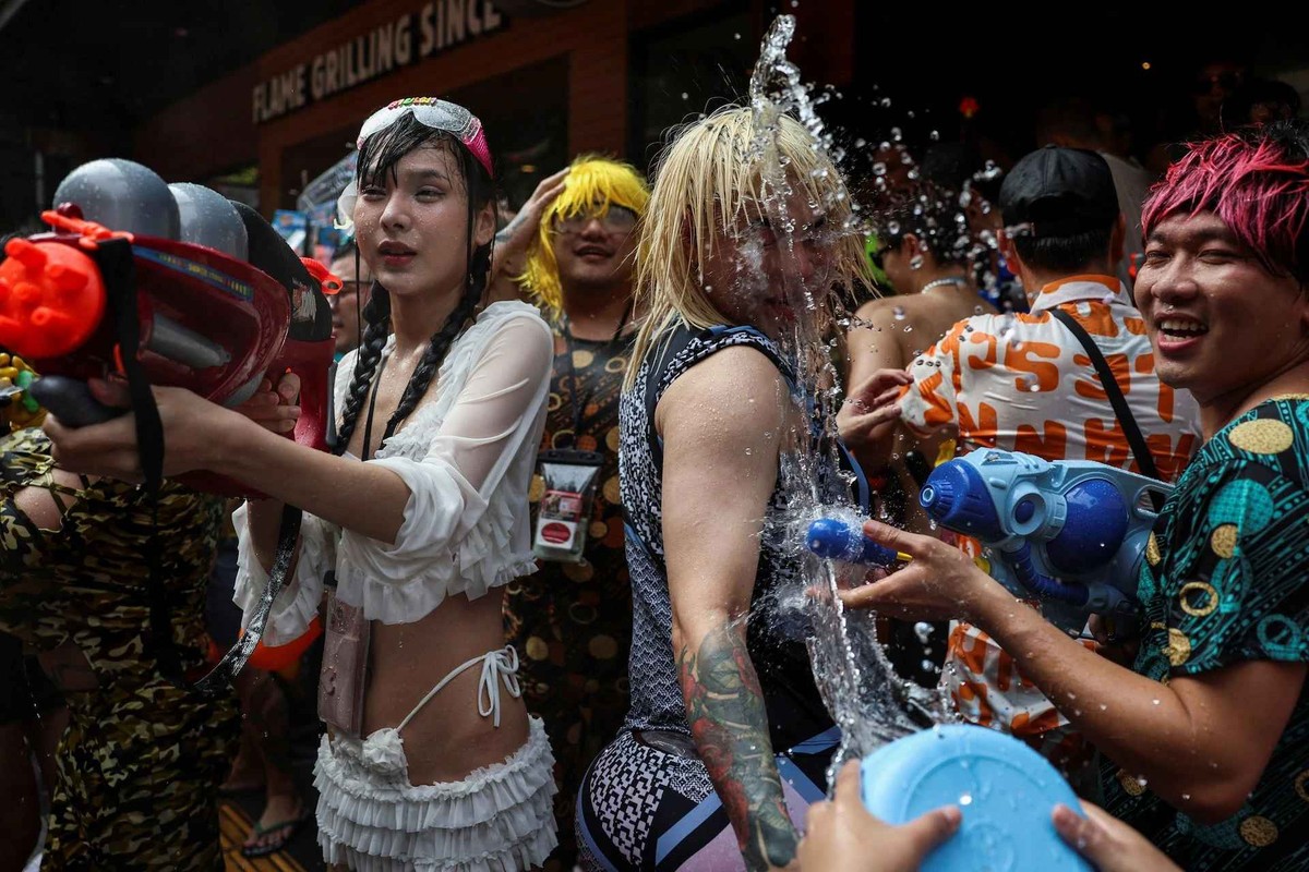 View -             Hội gái xinh phớt lờ lệnh cấm, ăn mặc phản cảm ở lễ hội té nước    