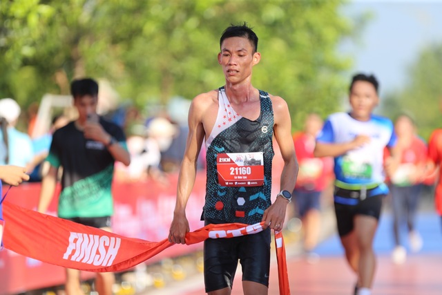             Giải half-marathon 'Tự hào Tổ quốc tôi': Chiến thắng của các runner chuyên nghiệp    