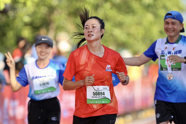 View -             Giải half-marathon 'Tự hào Tổ quốc tôi': Chiến thắng của các runner chuyên nghiệp    