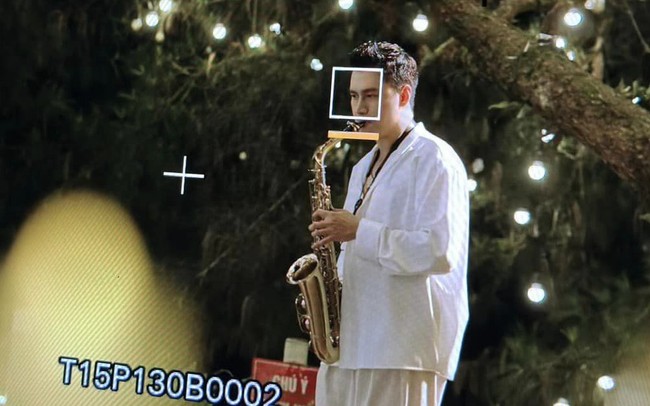 View -             NSƯT Việt Anh trổ tài thổi kèn saxophone trong phim mới    