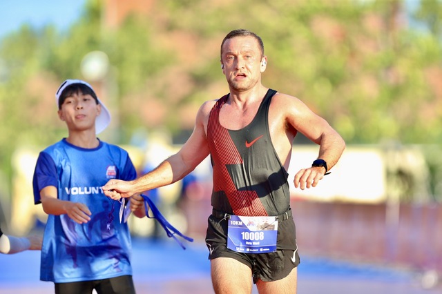 View -             Runner vỡ oà cảm xúc ở Giải half-marathon 'Tự hào Tổ quốc tôi'    