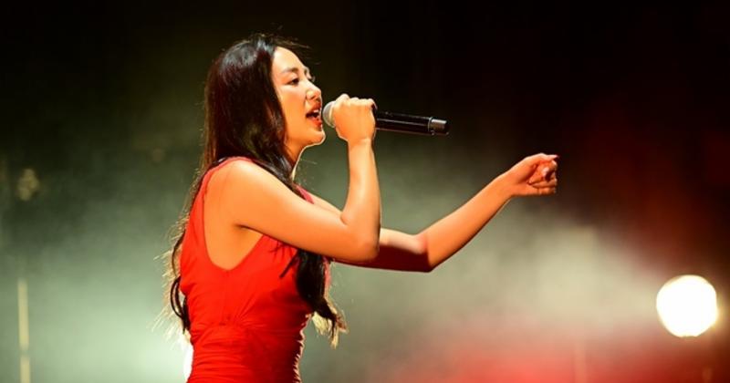             Văn Mai Hương bật khóc khi hát 'Một ngàn nỗi đau' trong mini concert tại Tokyo    