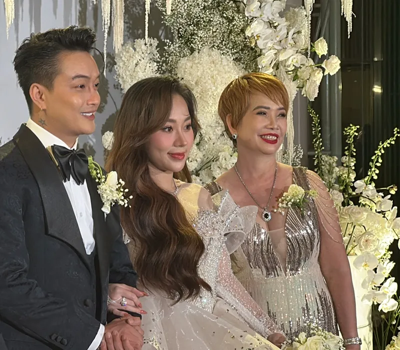View -             Đám cưới TiTi: 3 thành viên HKT chung khung hình, nhan sắc cô dâu thế nào?    