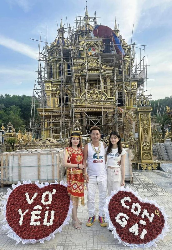 View -             Choáng ngợp lâu đài dát vàng của đại gia đồng nát ở Nghệ An    