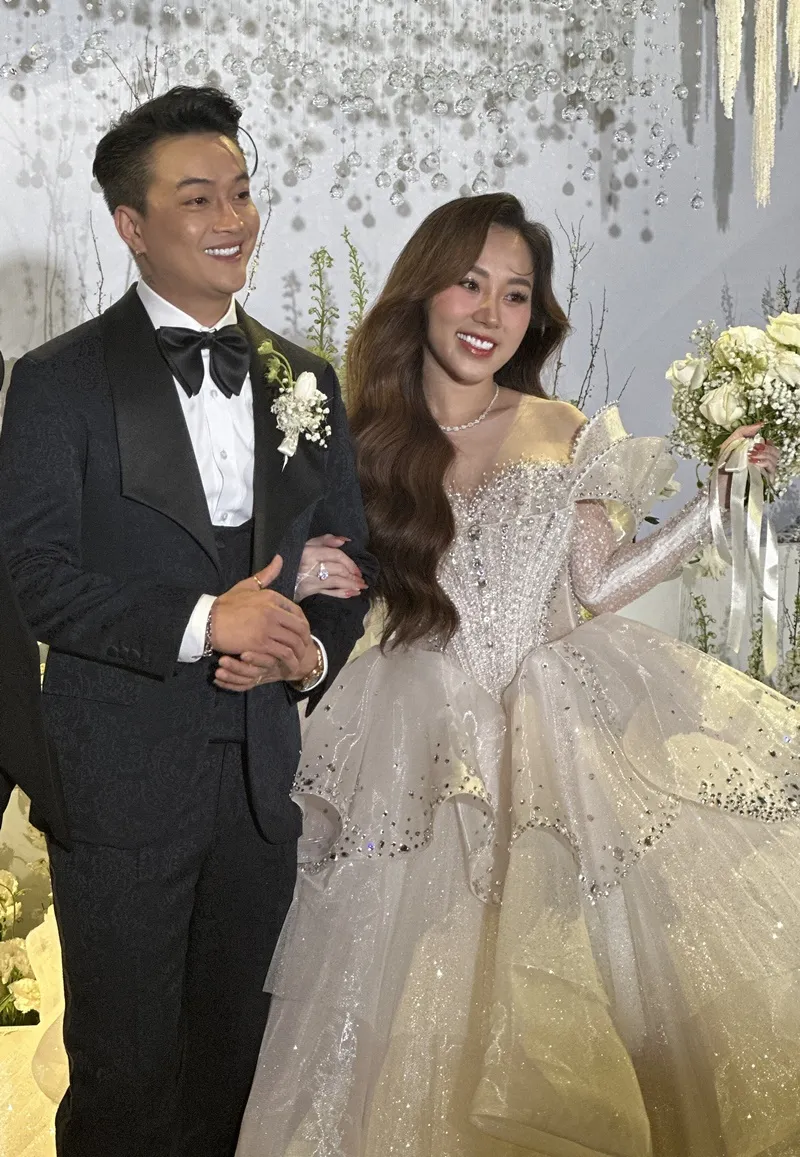 View -             Đám cưới TiTi: 3 thành viên HKT chung khung hình, nhan sắc cô dâu thế nào?    
