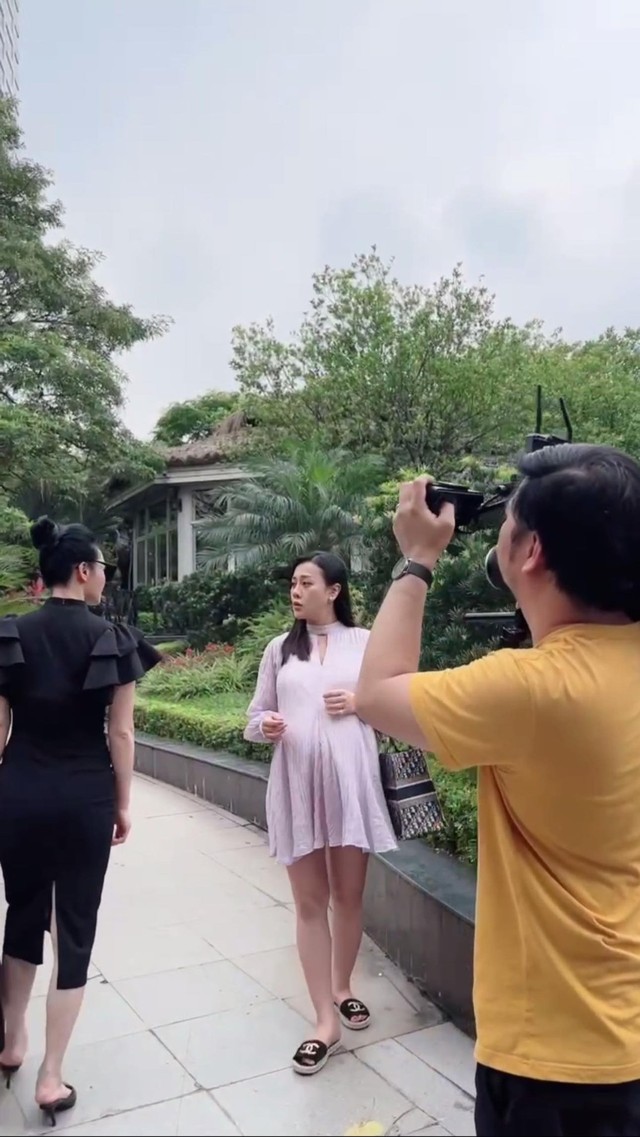 View -             Hai bà bầu Phương Oanh - Thu Quỳnh tái ngộ trong phim mới của VFC    
