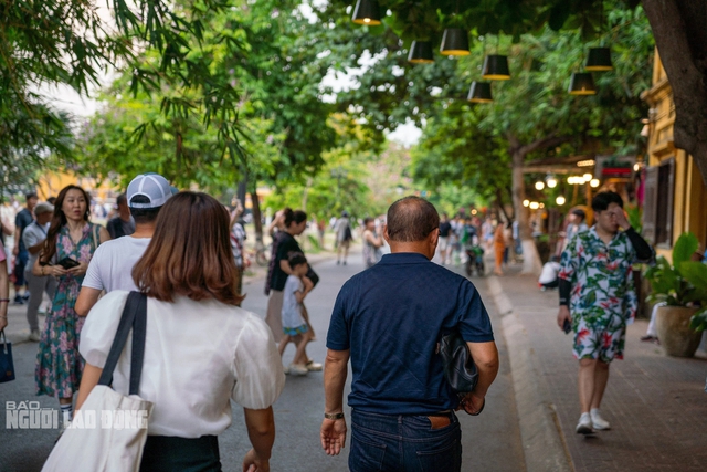 View -             HLV Park Hang-seo bất ngờ tham quan Hội An, chụp hình cùng du khách    