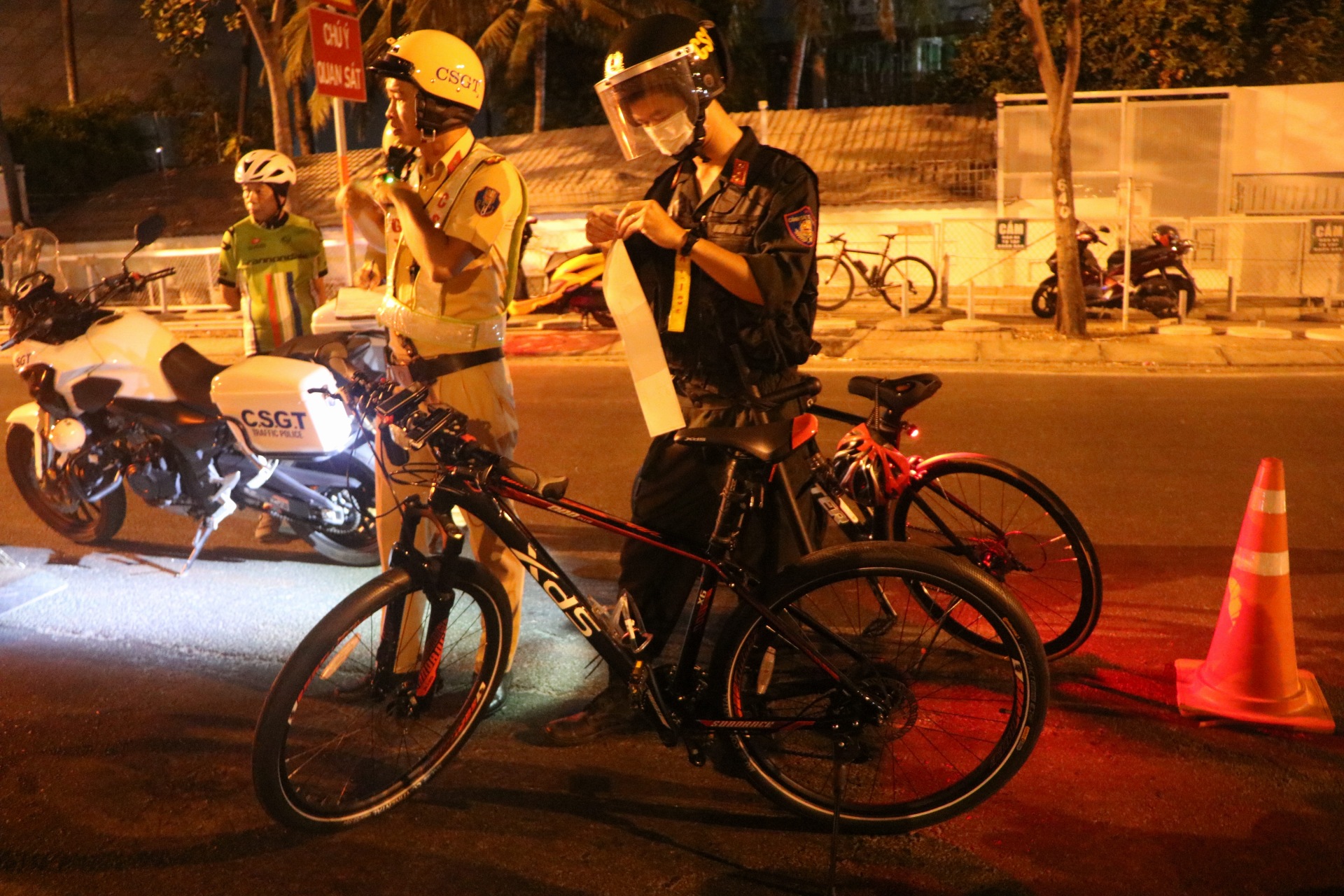 View -             Người đi xe đạp thể dục trong làn ôtô bỏ chạy tán loạn khi CSGT lập chốt xử phạt    