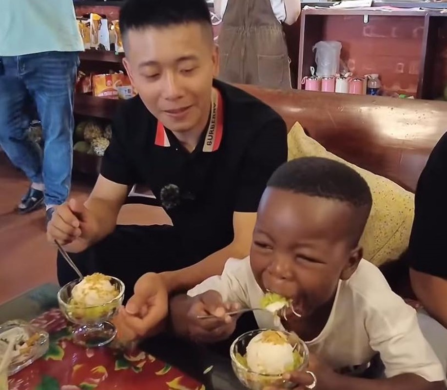 View -             Biểu cảm 'idol giới trẻ' Lôi Con ăn kem ở Việt Nam, liệu có meme?    