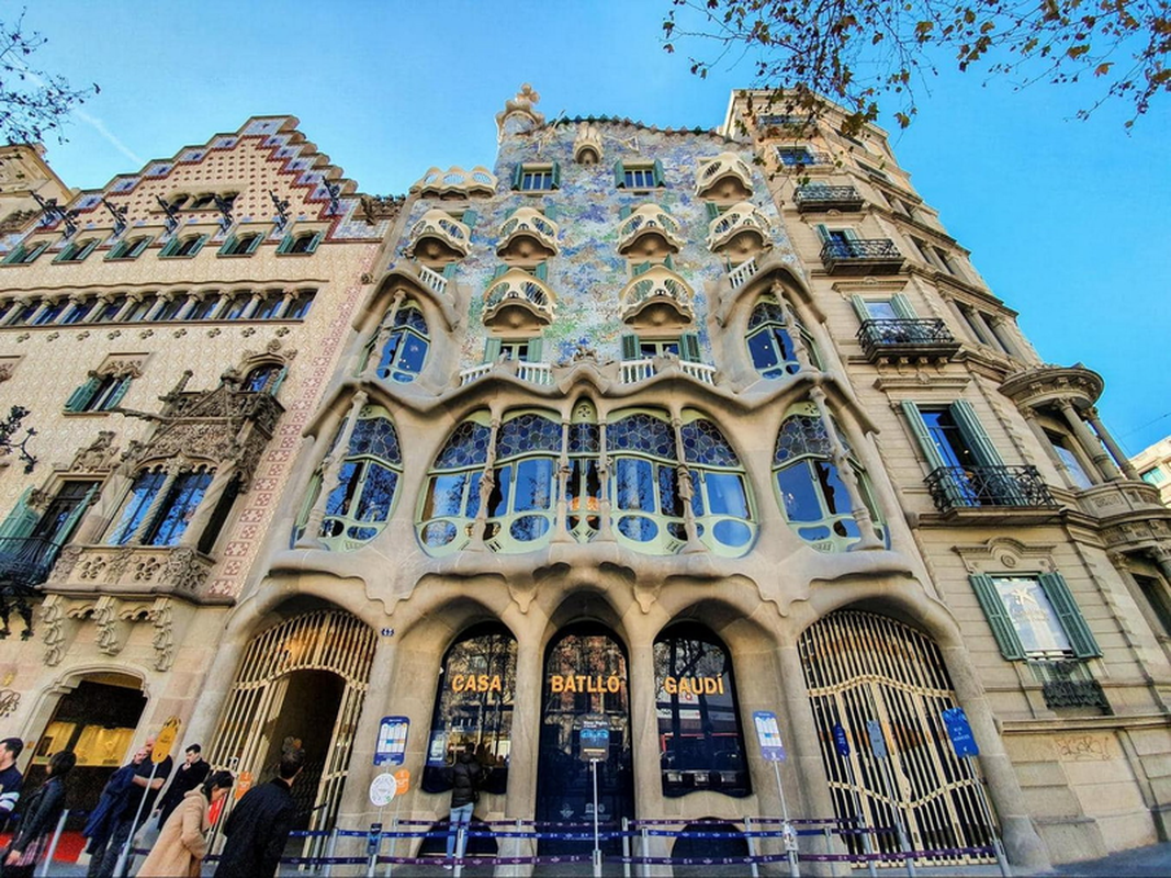 View -             Kiến trúc độc đáo của 'ngôi nhà xương cốt' ở Tây Ban Nha    