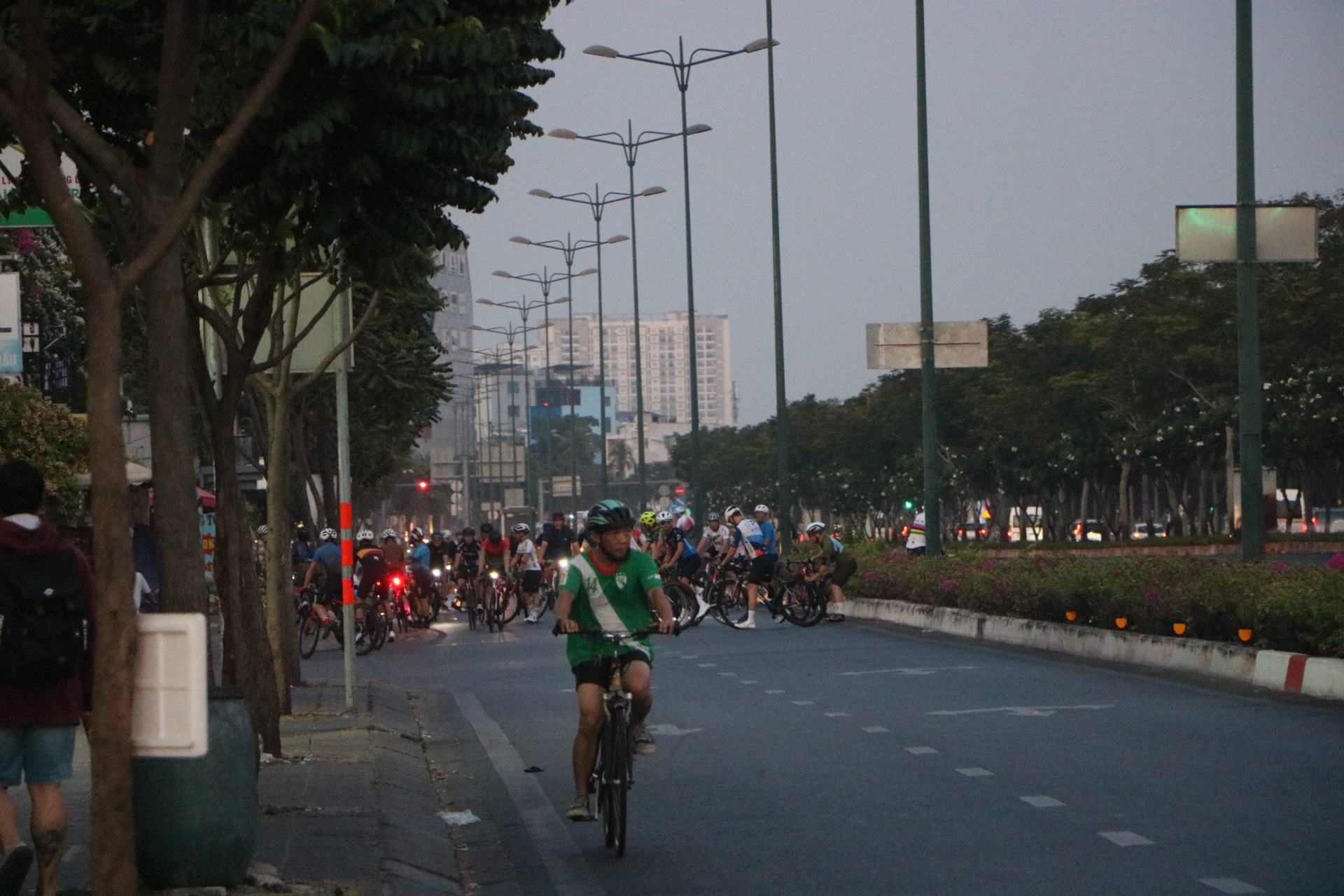View -             Người đi xe đạp thể dục trong làn ôtô bỏ chạy tán loạn khi CSGT lập chốt xử phạt    