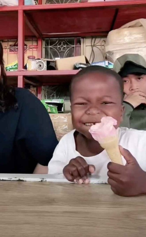             Biểu cảm 'idol giới trẻ' Lôi Con ăn kem ở Việt Nam, liệu có meme?    