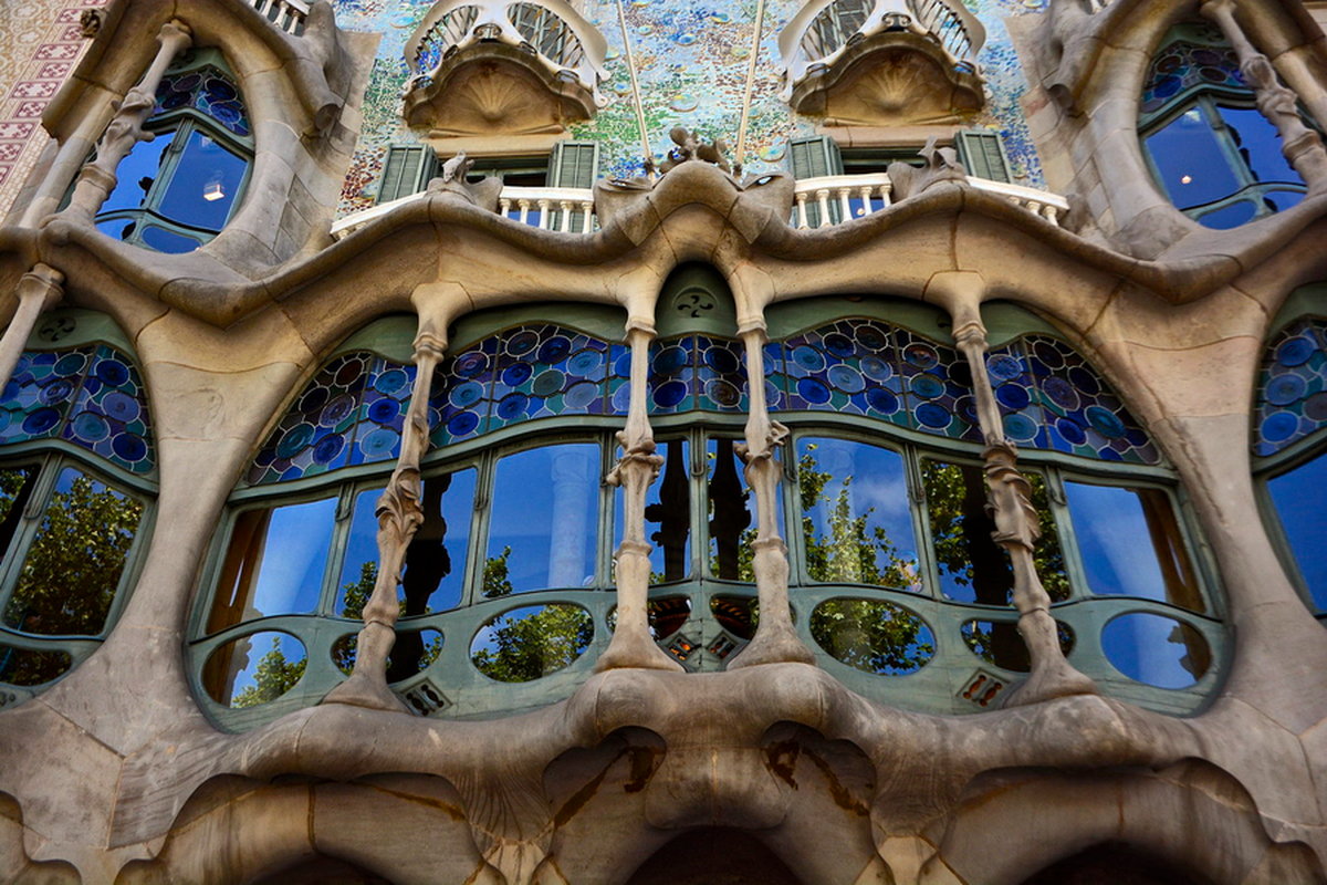 View -             Kiến trúc độc đáo của 'ngôi nhà xương cốt' ở Tây Ban Nha    