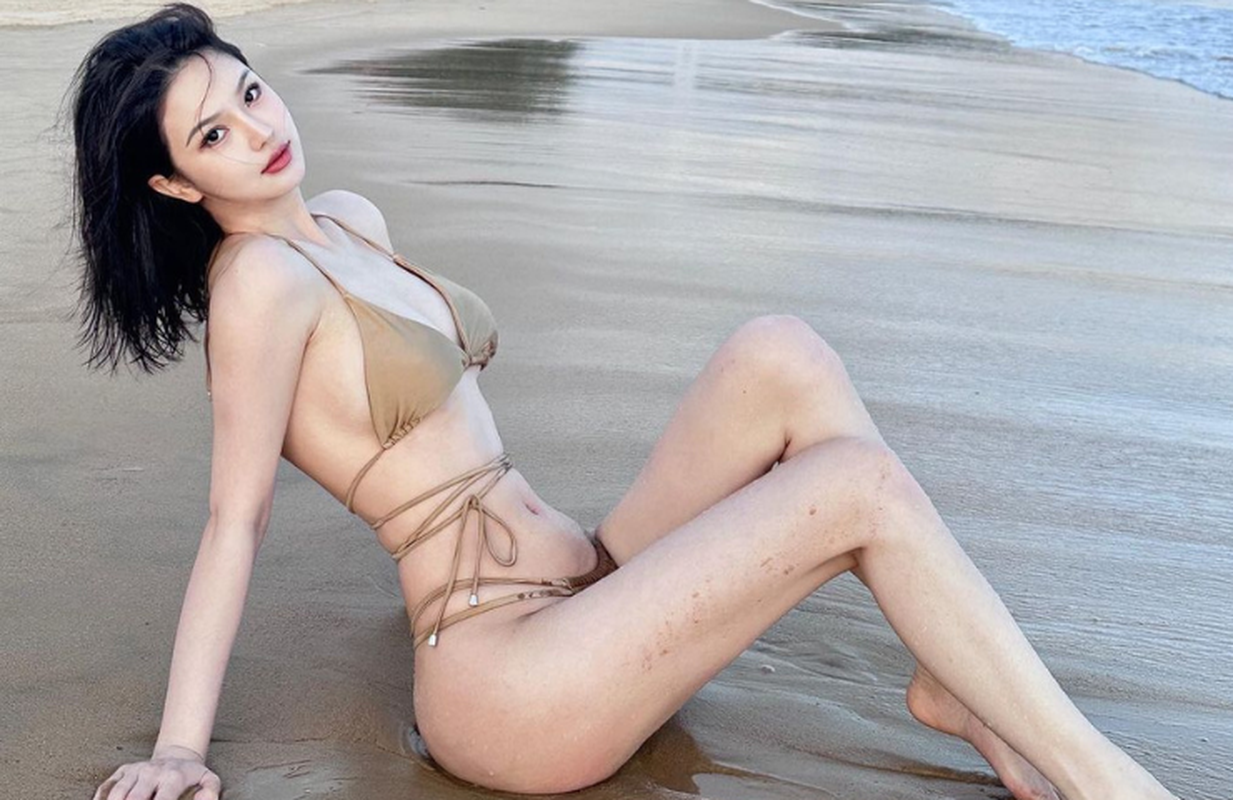 View -             'Hot mom Trung Quốc' Crissie Lee mặc váy áo mát mẻ đi biển    