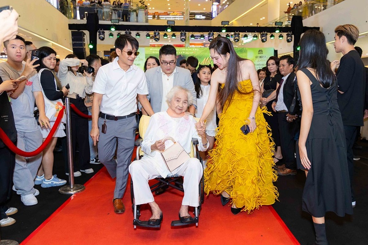 View -             Mẹ ruột 99 tuổi ngồi xe lăn tới ủng hộ Lý Hải ra mắt phim    