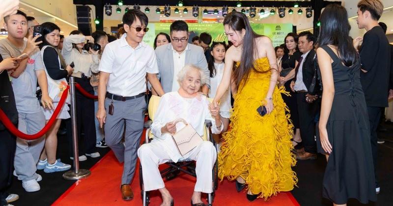             Mẹ ruột 99 tuổi ngồi xe lăn tới ủng hộ Lý Hải ra mắt phim    